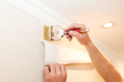 Pose de papier peint à Quercitello — revêtements muraux et toiles de verre